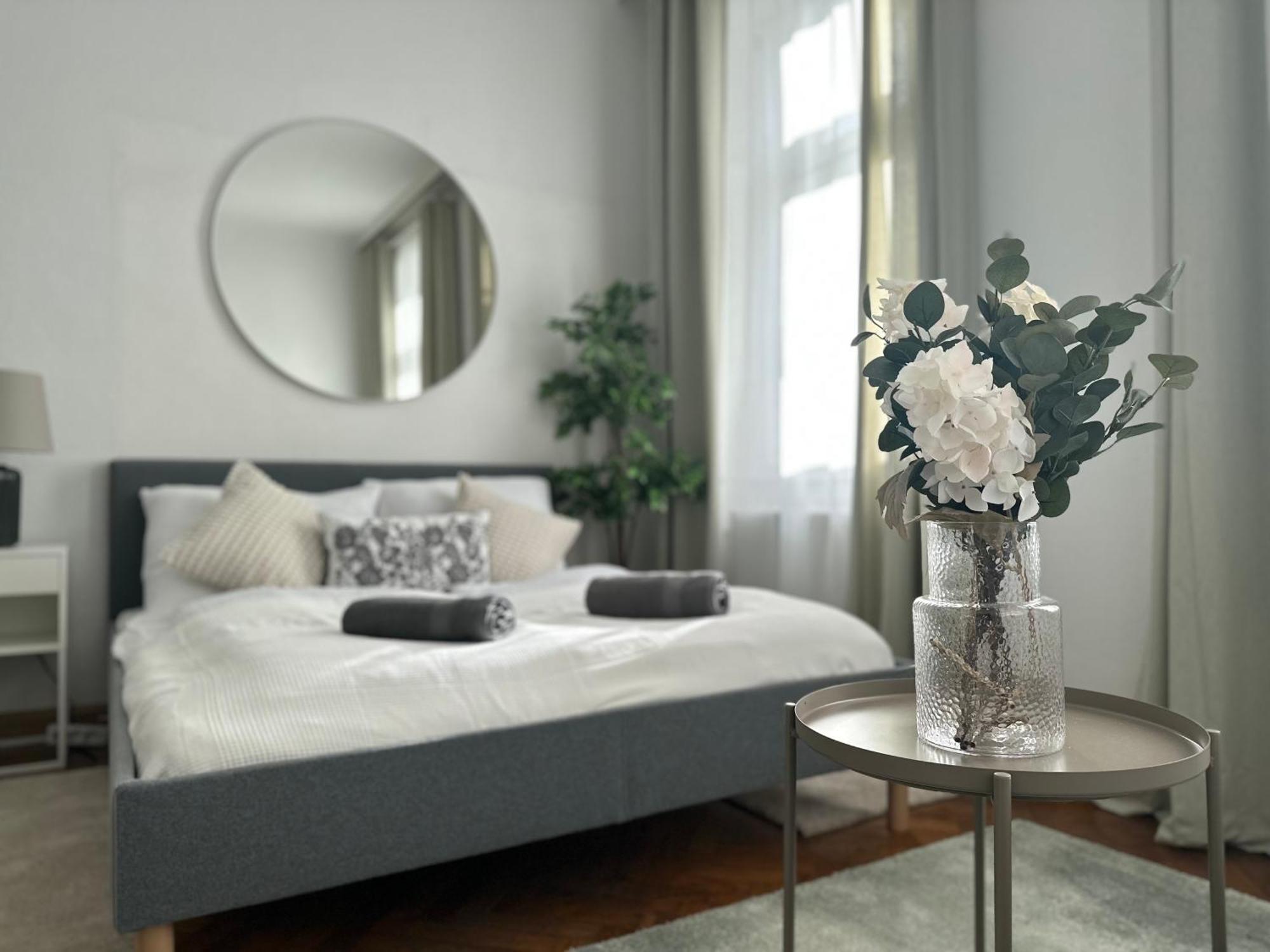 Spacious Apartment, 3 Min To U1 Reumannplatz Bécs Kültér fotó
